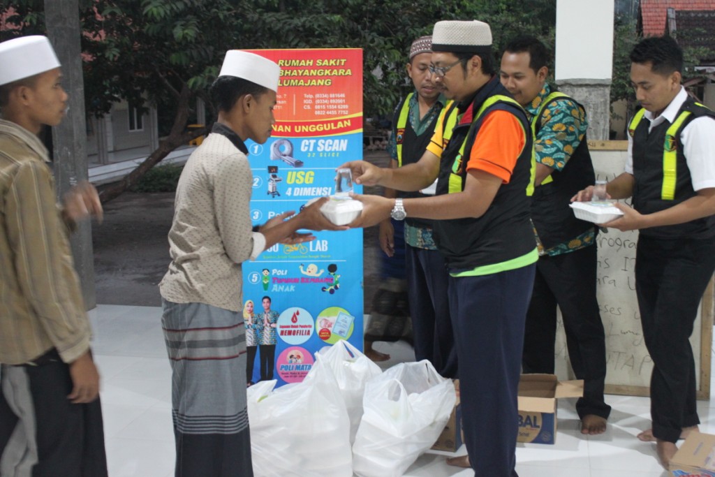 Buka Bersama dan Pemeriksaan Kesehatan di Pondok Pesantren Roudotus Sholihin