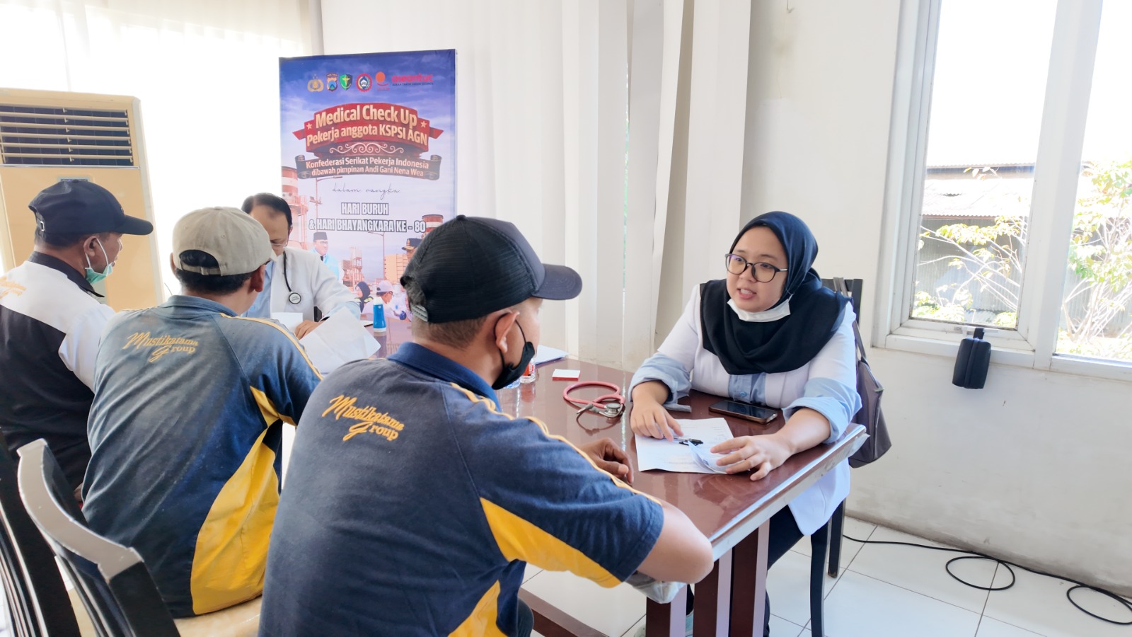 Peringati Hari Buruh dan Hari Bhayangkara ke-80, RS Bhayangkara Lumajang Gelar MCU bagi Pekerja PT Mustikatama