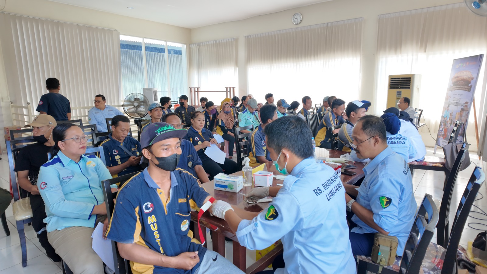 Peringati Hari Buruh dan Hari Bhayangkara ke-80, RS Bhayangkara Lumajang Gelar MCU bagi Pekerja PT Mustikatama