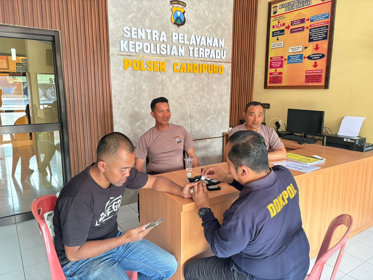 Jaga Kebugaran Personel, Tim Dokpol RS Bhayangkara Lumajang Gelar Keslap Rutin di 6 Polsek Jajaran