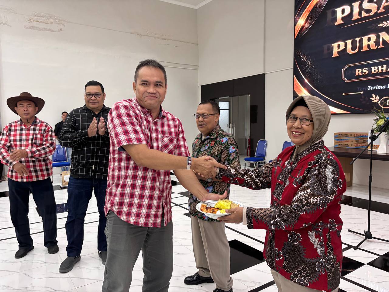 Tangis Haru dan Penghormatan Setinggi-Tingginya Warnai Pelepasan Purna Tugas Dua Srikandi dan Satu Kesatria RS Bhayangkara Lumajang